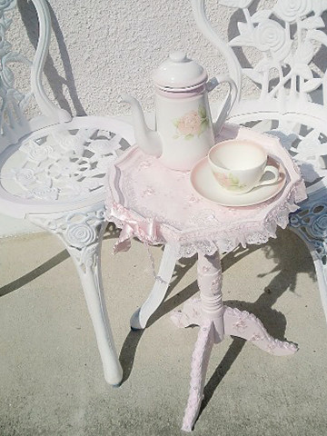 童話の世界のティーテーブル ホワイトピンクカラー