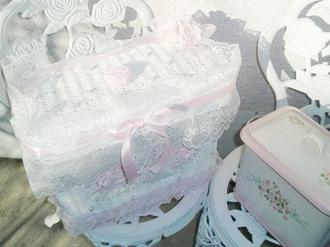 ホワイトラタン つまみフタつき大型ボックス ピンクと白のデコレーションケーキ